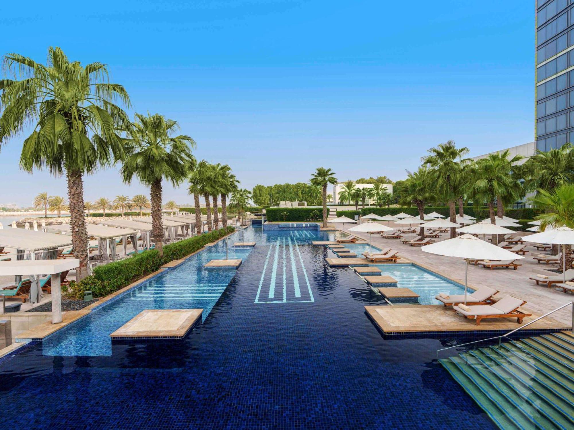 Hotel Fairmont Bab Al Bahr Abu Dabi Exterior foto The swimming pool at the hotel
