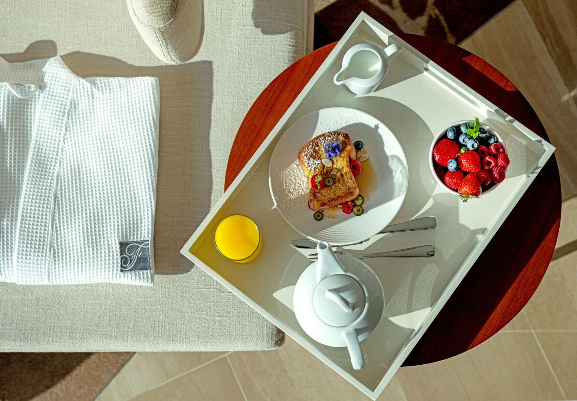 Hotel Fairmont Bab Al Bahr Abu Dabi Exterior foto Room service