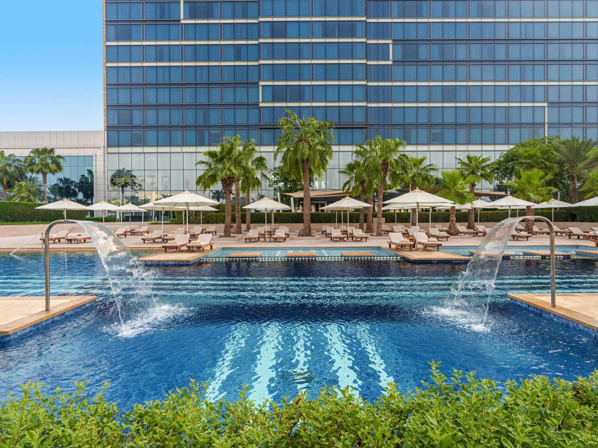Hotel Fairmont Bab Al Bahr Abu Dabi Exterior foto The swimming pool at the hotel