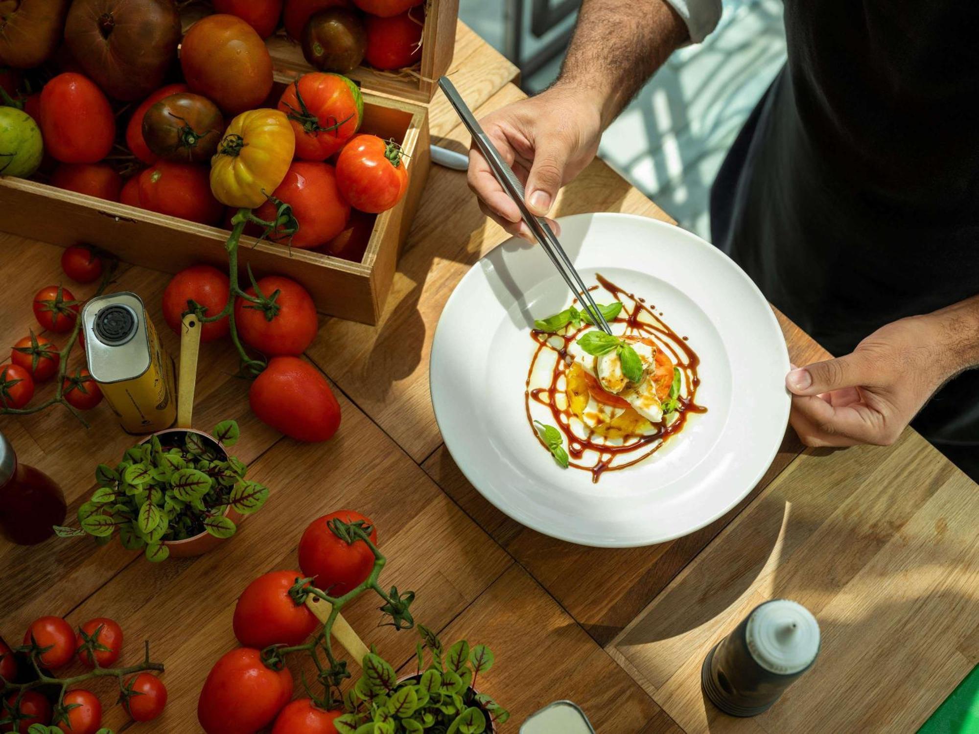 Hotel Fairmont Bab Al Bahr Abu Dabi Exterior foto A chef finishing a plate of food